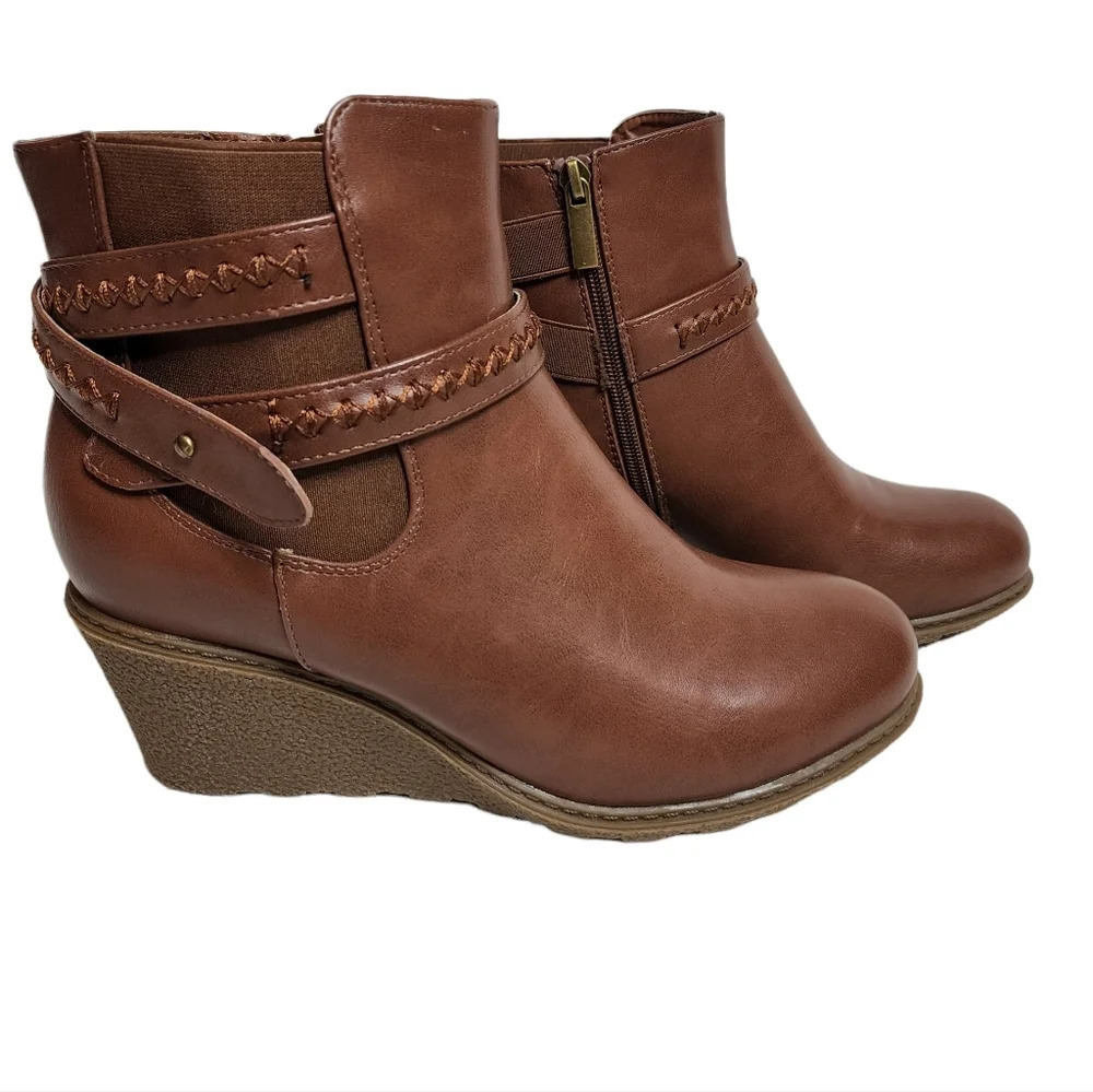 Cloudwalkers by Avenue brown booties. Women's size‎ 10W.
